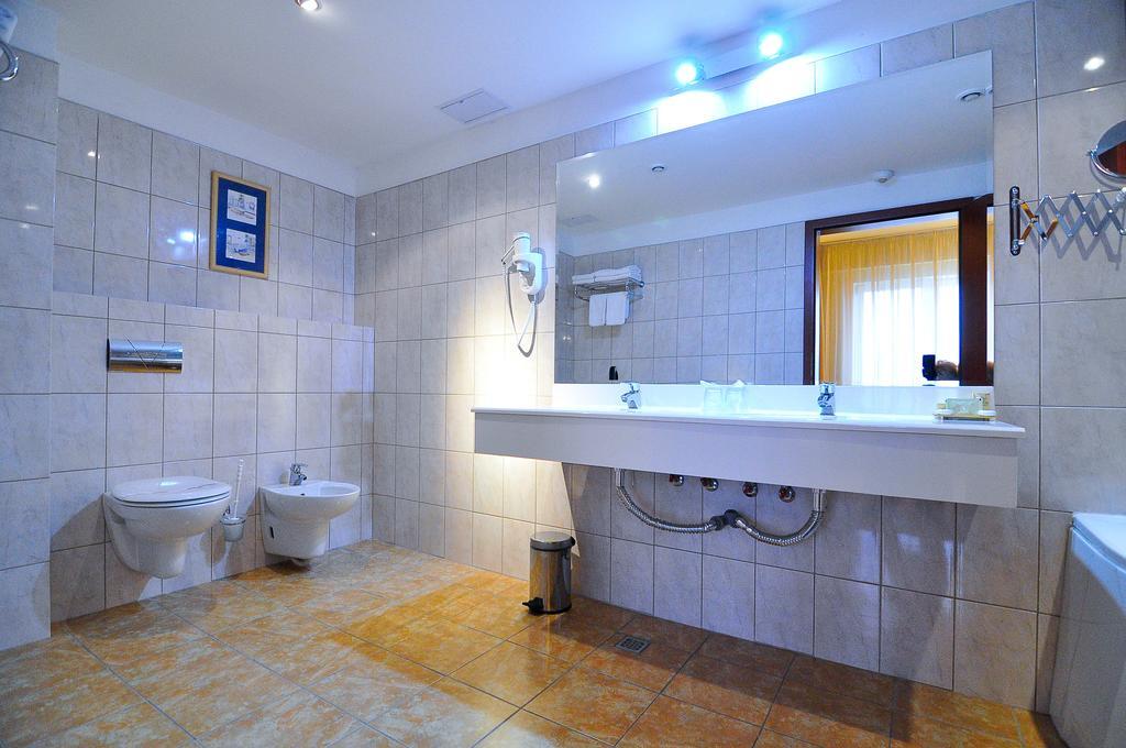 Hotel Maxim Oradea Exteriör bild
