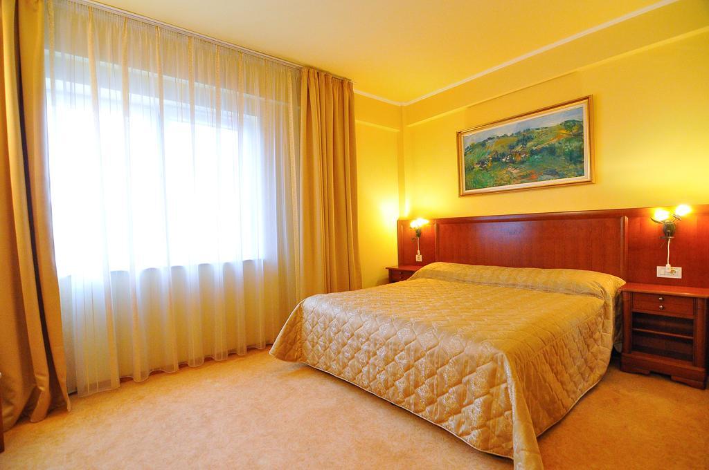 Hotel Maxim Oradea Exteriör bild