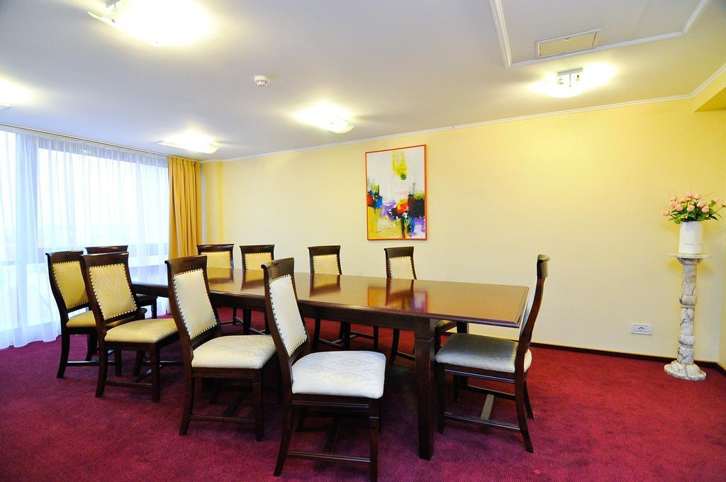 Hotel Maxim Oradea Exteriör bild